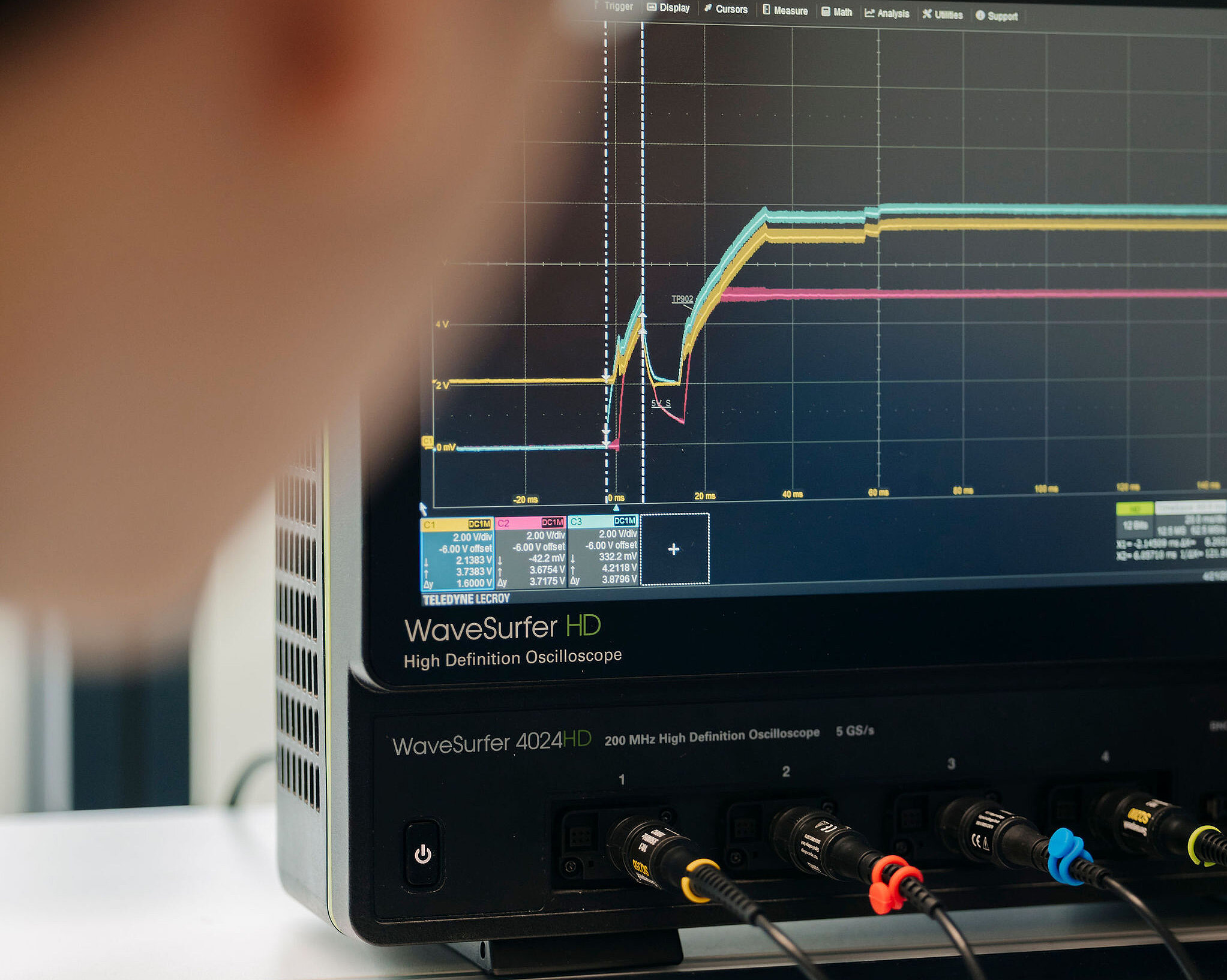 Oscilloscope displaying recorded signal waveforms for analyzing the electrical and timing behavior of electronic systems.
